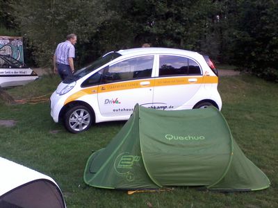 Peugeot Ion wird von Horst begutachtet ;)
