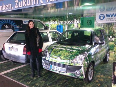 Schön beklebter Aixam ...
Auch wenn er bereits seit 24H an der Ladesäule steht... schon hübsch anzusehn.
