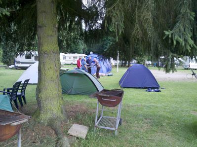 Campingplatz-Bespaßung
Mit 4 Mann  (bzw. 3 Mann und einer Frau) ein Zelt aufbauen und damit den ganzen Laden bespaßen - hat was ;)

