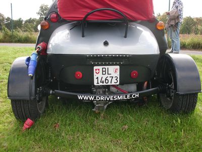 Interessanter Adapter....
Ob innen wohl ein Lader installiert ist der ein- und dreiphasig kann ?
