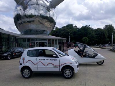 Schöner Hintergrund für...
"Fährt mit Strom" dahinter das riesige Atomium
