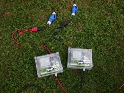 Abrechnungsboxen...
Die Teilnehmer wurden verpflichtet Ihre Akkus nur über diese Boxen aufzufüllen... der Verbrauch wurde per GSM-Modul direkt an eine Schweizer Uni übermittelt. Wer sich das allerdings mit den Schukos ausgedacht hat ?!?!
