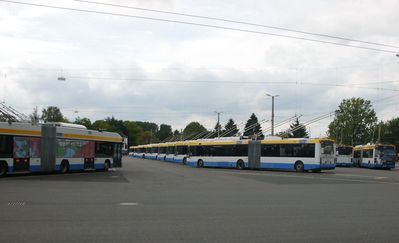 Bus-Park
in Fischgrätaufstellung - nicht in Reihe...
