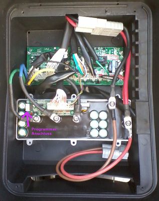 Controller und DCDC unterm Helmfach
Oben im Bild der DCDC, darunter der Controller (leider vergossen). Ganz unten : zusätzlicher Lader-Anderson, der durch den Belüftungsschlitz rausgeführt werden kann.
