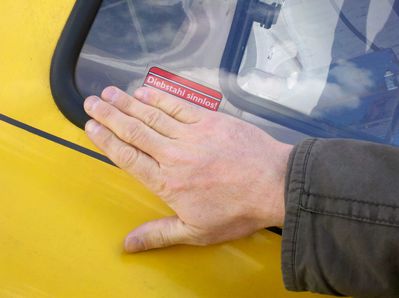 Aufklebern einen neuen Sinn geben...
Markus Hand auf xxx El ;o))
