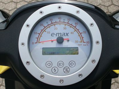 E-Max-Max-Spannung ;)
Bis so ca 68V fährt der E-Max noch los - danach geht der Controller in Überspannungsmodus und macht nix mehr ;)

