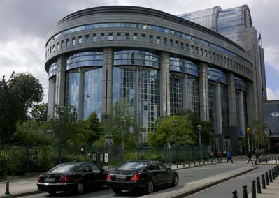 EU-Parlament...
Leider konnten wir dort nicht stehen mit unseren Fahrzeugen - aber wie man sieht gibts ja auch so jede Menge leichter, umweltfreundlicher Fahrzeuge ;)
