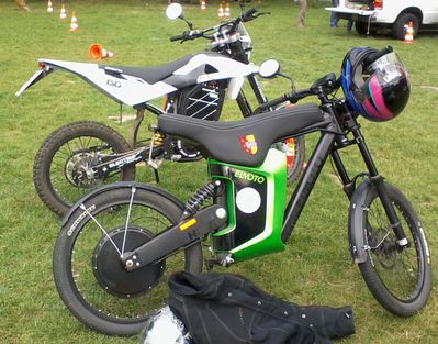 Die ElMoto hat mit Ihrer Ladepower von 48V - 4A  ne eigene Drehstromkiste benötigt ;)
