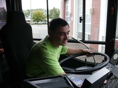 Kleine Runde mit dem O-Bus über den Hof...
Unser Tourguide hat uns auch ein paar Runden mit dem Bus über den Hof kutschiert... erstaunlich die Beschleunigung des 12tonners
