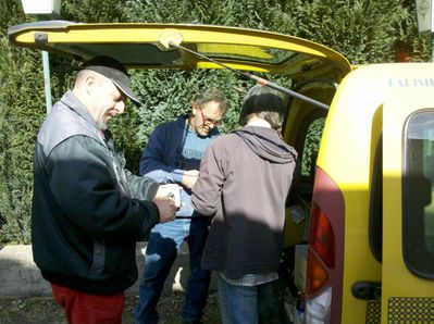 Wotan bringt Geschenke mit...
sein Kofferraum voller Bastelzeug findet schnell Abnehmer...
