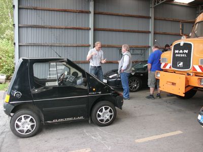 Kewet VS Tesla
...beide schwarz ;)
