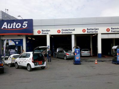 Ladehalt in Brüssel an einer Autowerkstatt...
Erstmal nur zwei Teilnehmer an einer 16A-Drehstromdose - nachher kam dann der Rest an und hat mal eben die Werstatt strommässig stillgelegt ;)
