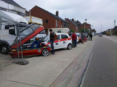 Ladehalt am Baustromverteiler einer Hausbaustelle kurz vor Tongeren
Da haben die Teilnehmer doch für einige verständnislose Blicke gesorgt, nachdem aus 2 Fahrzeugen dann 12 wurden
