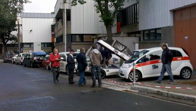 Fast alle Teilnehmer an den Säulen der Uni
Gut gedacht - schlecht gemacht - es gab zwar genügend Ladesäulen mit genug Druck - nur konnte die keiner Freischalten... toll. Lediglich Nico konnte mit seiner niederländischen E-Lad-Karte drei Säulen aktivieren...

