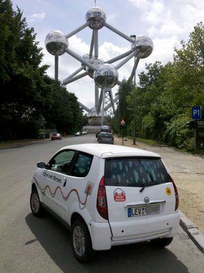 Mega E-City vor dem Atomium in Brüssel
