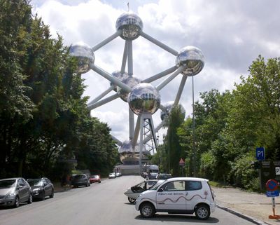 Twike und Mega E-City vor dem Atomium in Brüssel
