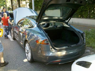 Ein Tesla Model S war auch zu sehen
und lud natürlich zum rumspielen ein ;)
