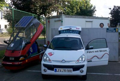 P & C mal anders... Piss & Charge... haben wir gelacht !
Ein alternativer Ladehalt - am Container hinter dem öffentlichen Männerpissoir gibts immerhin 32A-Drehstrom - Chris ääähhhh.. probiert aus ;)
