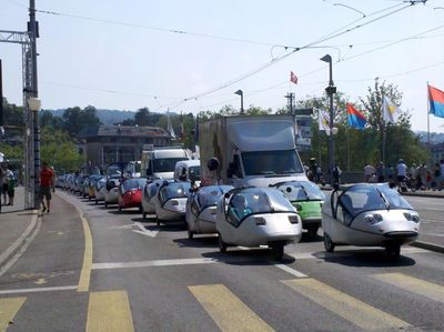 Twike Parade...
Da alle Actives hintenanstehen mussten sind wir auch geschloissen losgefahren... waren schon ne Menge ;)
