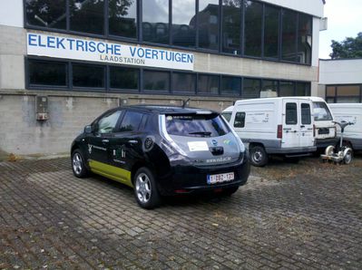 Nissan Leaf gehört auch zum Fuhrpark der Uni
Allerdings was das das einzige "gut erhaltene" Fahrzeug...
Innen dann jede Menge E-Bikes also Pedelecs...
