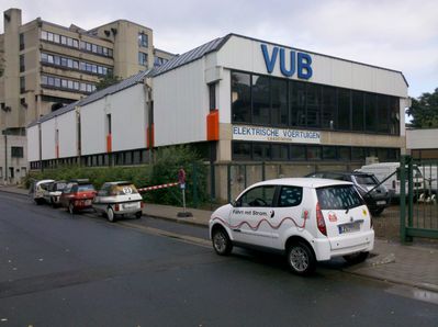 Tolle Lademöglichkeit der Uni - natürlich abgeschlossen...
Da hat die Uni eine extra Stromtankstelle eingerichtet - aber die ist abgeschlossen, verriegelt und verrammelt. Das El steht 2 m neben einer 32er CEE-Dose - nur ist ein 2m hoher Zaun dazwischen ;(
