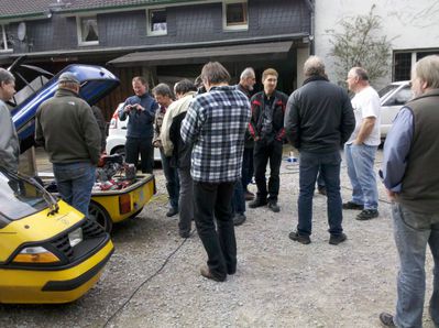 Die ganze Bande...
... steht um das Hybrid-El und staunt !
