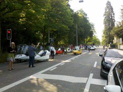 Hybride müssen sich hinten anstellen...
Das Twike Active ist laut Guinessbuch-Fritzen ein Hybrid - es wird noch entscheiden ob die Twikes mitzählen ?!?!
