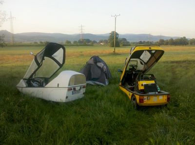 sehr professionell aufgebautes Zelt...
Man haben wir gelacht - aber erst morgens - nachdem wir des Nachts im dunkelen versucht haben den Vampirmückengeschwadern zu entkommen.

