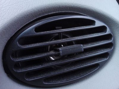 Innovativ !
Der Soundbläser 2000: Lautsprecher und Luftauslass innovativ vereint...
