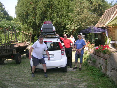 Space Shuttle Pilot Matthias nach der Landung neben der Mühle. Auch das Bodenpersonal ist erleichtert.
