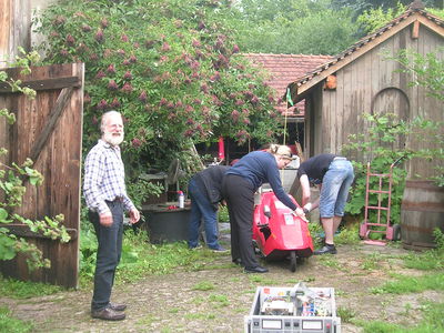 Umfangreiche Reparatur- und Reinigungsarbeiten - überwacht vom Chef.
