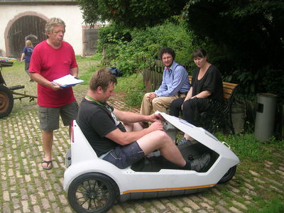 Marcus gibt schon mal im Cockpit den Modus "Sieg" ein.
