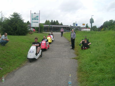 Warteschlange beim Slalomtraining.
