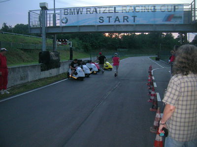 "Läufst du noch, oder fährst du schon?" Le Mans Start beim Speed-Race.

