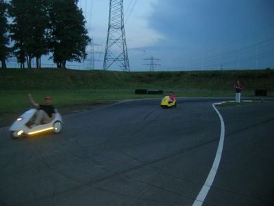 Claus hat trotz des Rennstresses Zeit, seinem Fanclub zuzuwinken.
