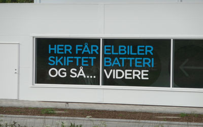 Batteriewechselstation in Dänemark
Am 14.06.12 fuhr ich am Autobahnkreuz Kolding(DK) ab um eine Zigarettenpause zu machen und fand zufällig diese Wechselstation. Leider ist sie noch nicht in Betrieb.
Weitere Infos unter:

www.betterplace.com

