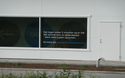Batteriewechselstation in Dänemark
Am 14.06.12 fuhr ich am Autobahnkreuz Kolding(DK) ab um eine Zigarettenpause zu machen und fand zufällig diese Wechselstation. Leider ist sie noch nicht in Betrieb.
Weitere Infos unter:

www.betterplace.com

