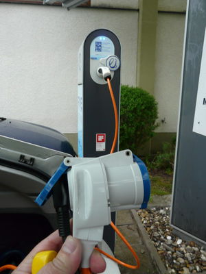 Typ 2 Adapterkabel 
Typ 2 Adapterkabel 1 phasig mit CEE und Schukosteckdose an RWE Ladesäule im Betrieb
