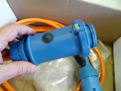 "Original" Adapterkabel Mennekes beim ADAC Freiburg
Detail. Schwarzer Druckknopf um Ladevorgang abzubrechen und Mennekes Stecker freizugeben
