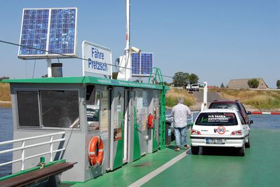 Peugeot 106  "Rekordfahrt"
Peugeot 106 (LIFEYPO4) auf "Rekordfahrt" am 19.08.2012 auf der Fähre Pretzsch. Am Ende des Tages standen 222km auf dem Tacho.
