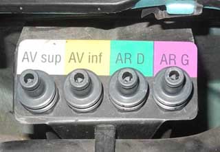 Wasserstutzen im Motorraum P106e
