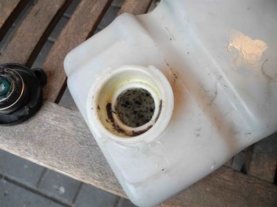 Kuehlwassertank_verschimmelt
altes Kühlmittel hat schwarze Plocken gebildet.
