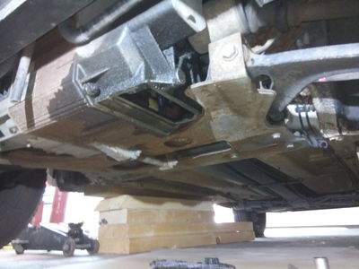 Motorblock von unten mit Ölaustritt
